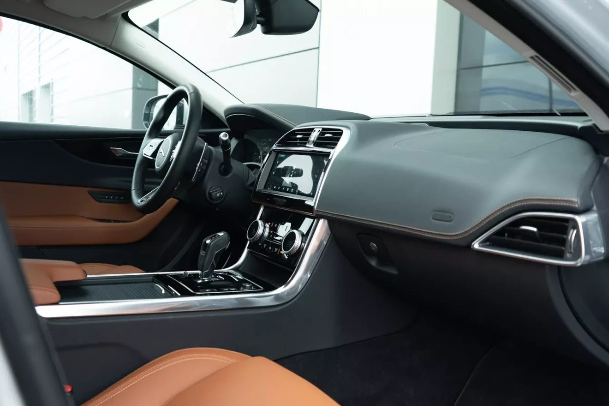 Jaguar XE R-Sport AWD SE 2.0D 180PS AWD obrázok č. 2