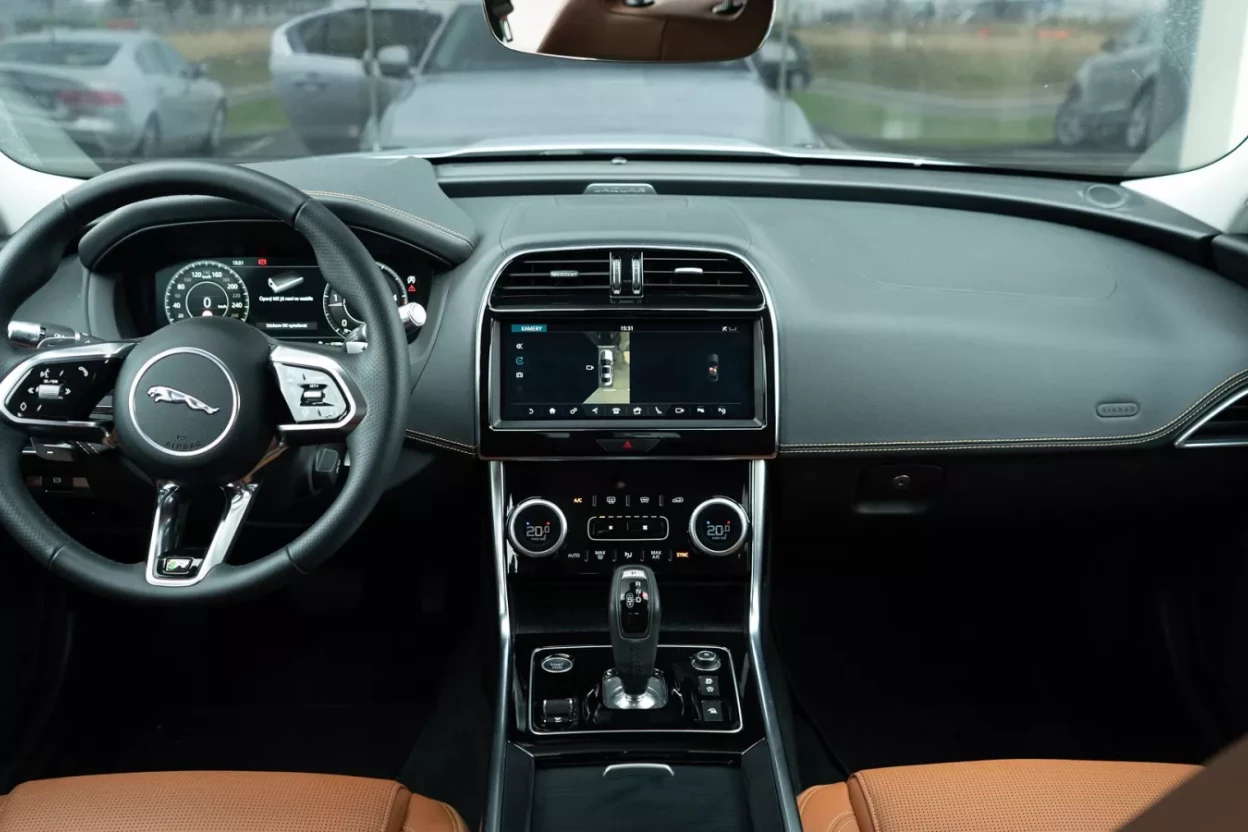 Jaguar XE R-Sport AWD SE 2.0D 180PS AWD obrázok č. 3