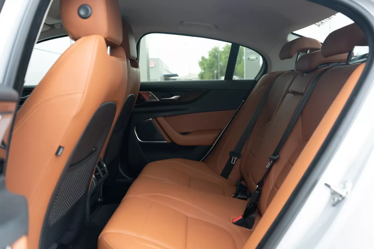 Jaguar XE R-Sport AWD SE 2.0D 180PS AWD obrázok č. 4