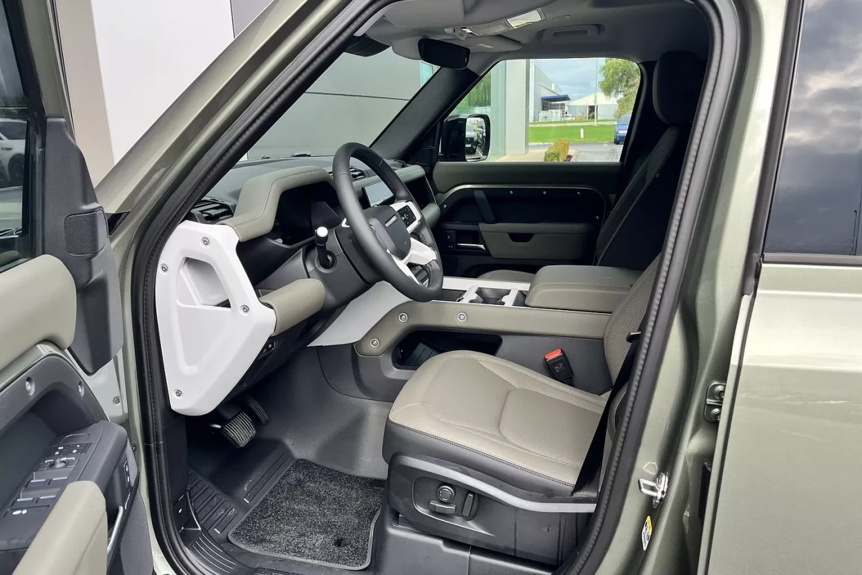 Defender 110 Dynamic SE  D250 AWD MHEV obrázok č. 8