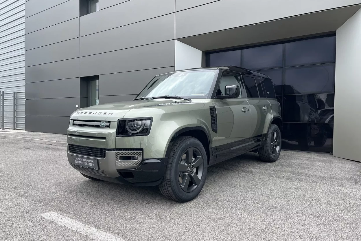 Land Rover Defender 110 X-Dynamic HSE  D 300 obrázok č. 0