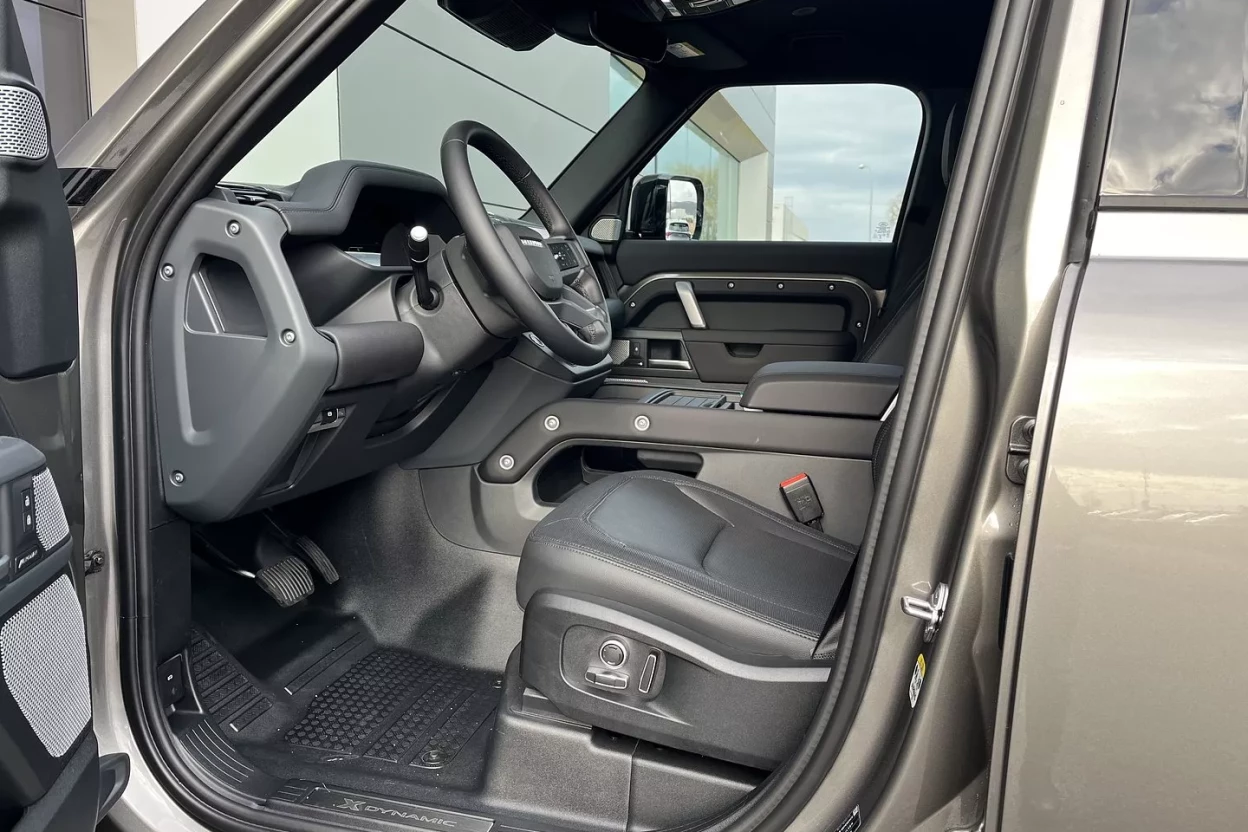Defender 130 X-Dynamic SE D300 MHEV AWD obrázok č. 10