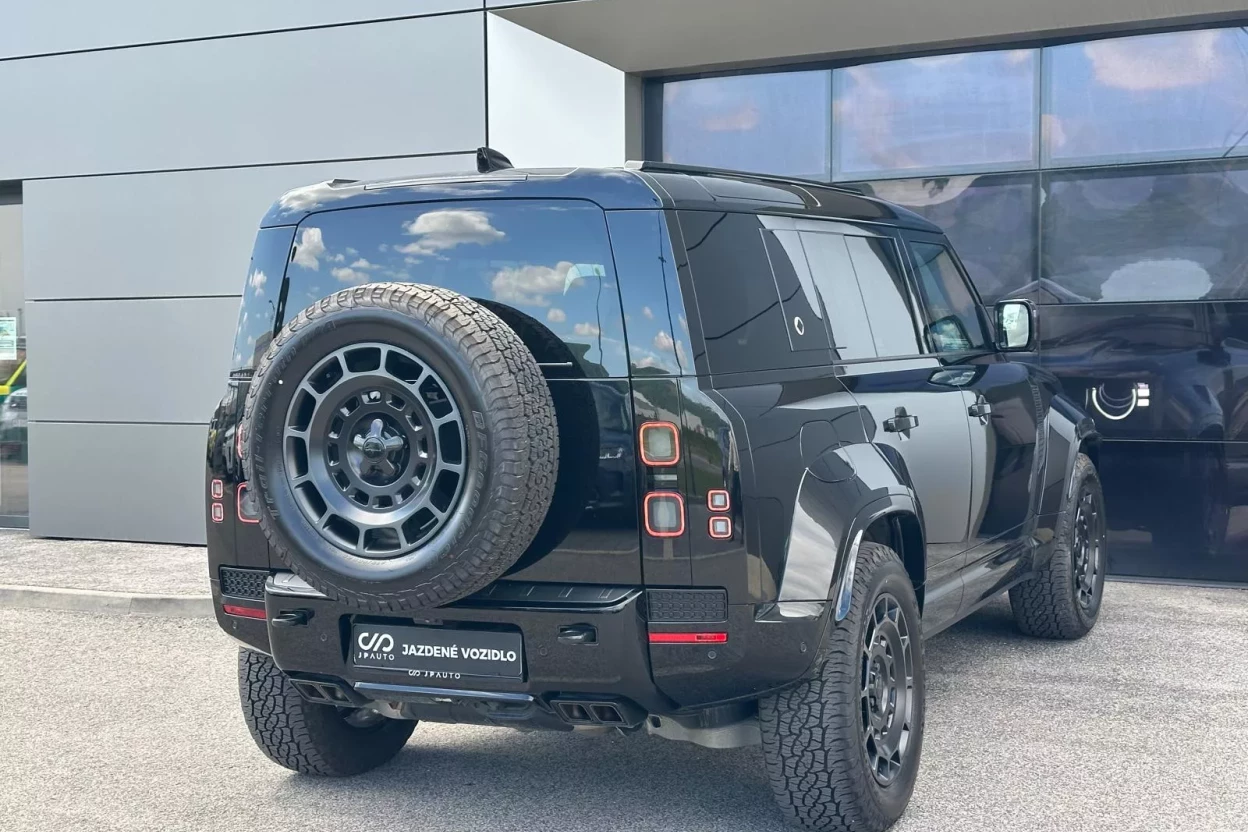 Defender 110 4.4 V8 P8S AWD 5DR SWB Octa Black Edition 635PS obrázok č. 2