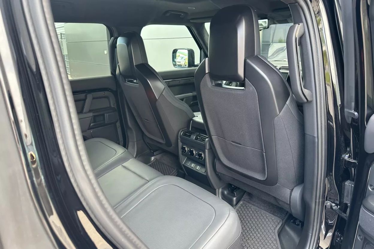 Defender 110 4.4 V8 P8S AWD 5DR SWB Octa Black Edition 635PS obrázok č. 10