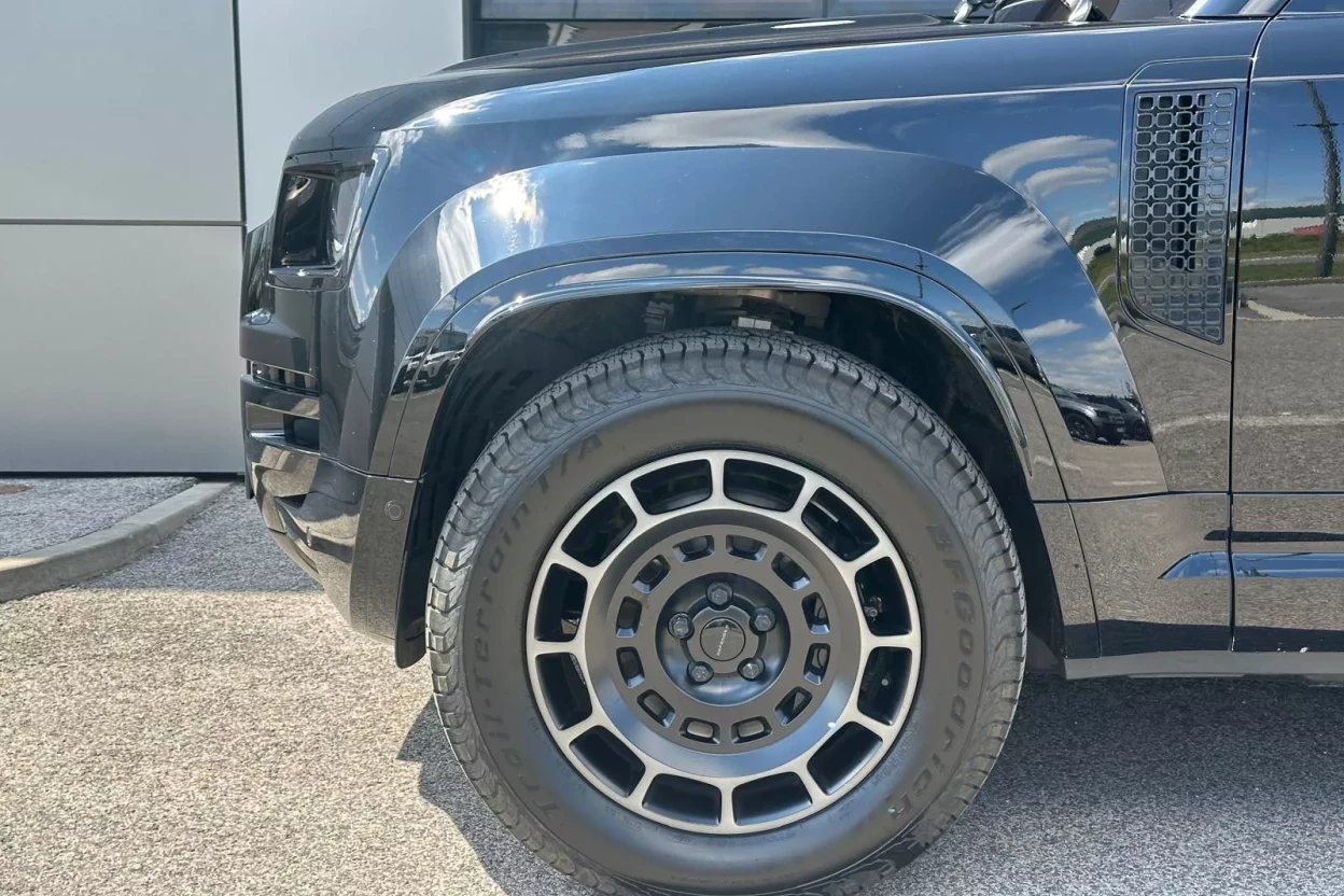 Defender 110 4.4 V8 P8S AWD 5DR SWB Octa Black Edition 635PS obrázok č. 7