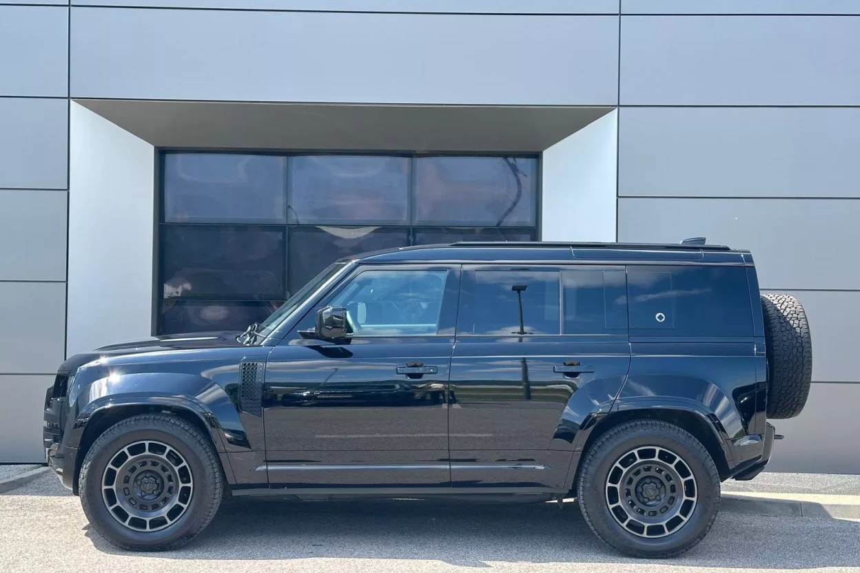 Defender 110 4.4 V8 P8S AWD 5DR SWB Octa Black Edition 635PS obrázok č. 6