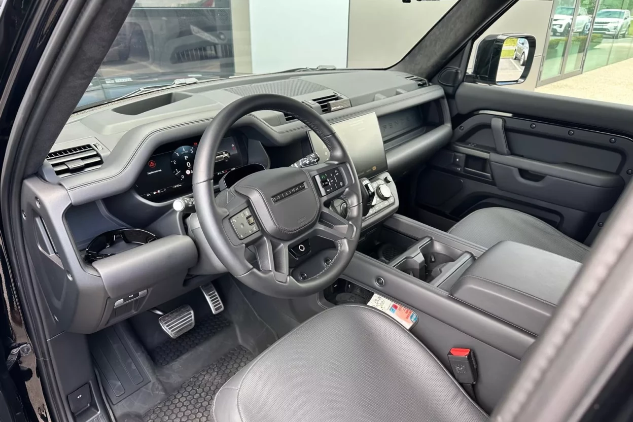 Defender 110 4.4 V8 P8S AWD 5DR SWB Octa Black Edition 635PS obrázok č. 9