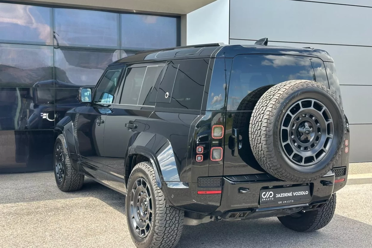 Defender 110 4.4 V8 P8S AWD 5DR SWB Octa Black Edition 635PS obrázok č. 3