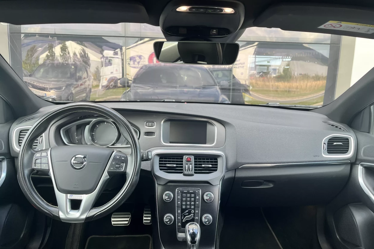Volvo V40 D2 2.0L 120k R-Design Geartronic obrázok č. 9